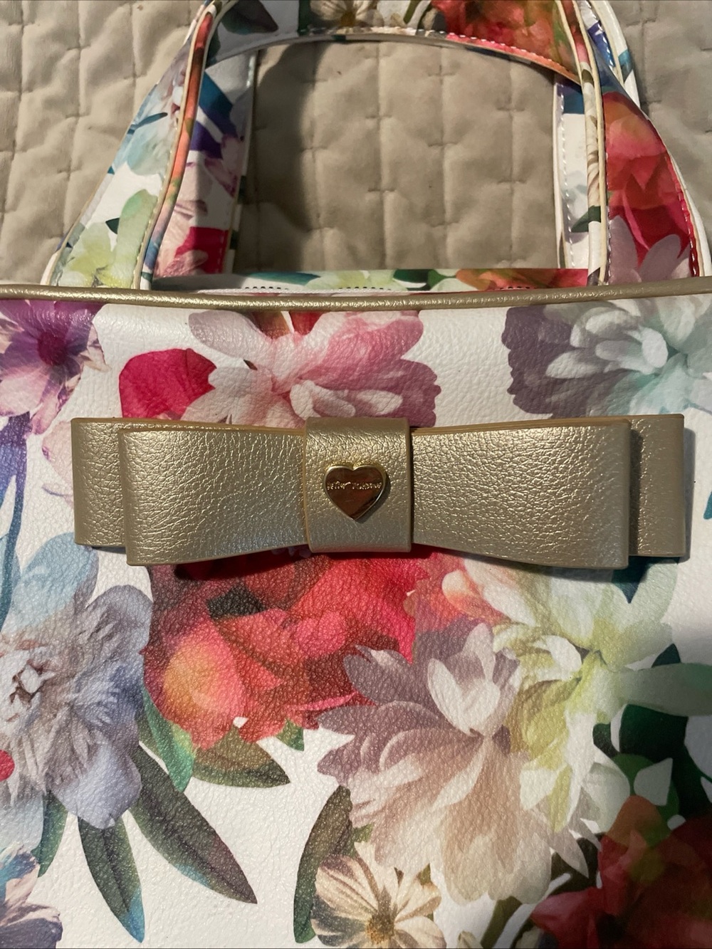 Lg BETSEY JOHNSON White Floral Cosmetic Bag with Gold Bow Accent new without tag - Picture 2 of 10